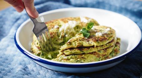 Pancake de courgettes, feta & menthe