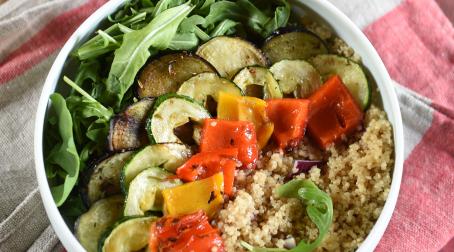 Bowl de quinoa courgettes et poivrons