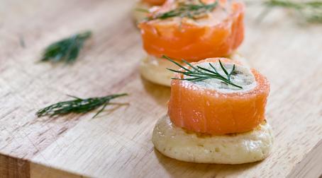 recette noël médaillon saumon épices salade mâche roquette