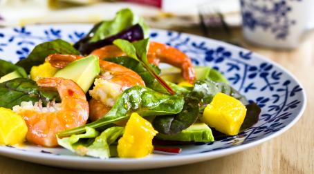 Recette diététique de salade mangue, avocat et crevettes
