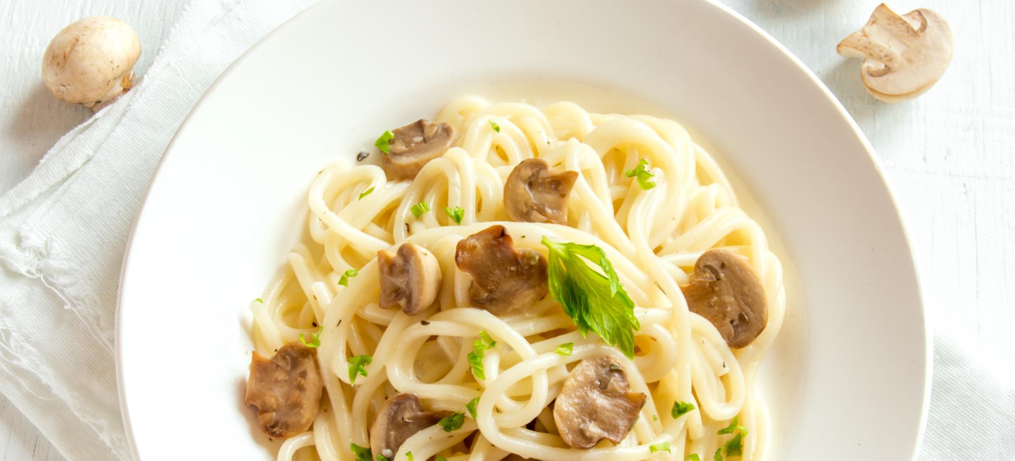 Recette de linguines parmesan et champignons de Paris