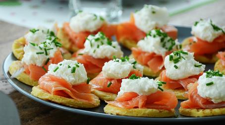 Blinis au saumon et vinaigrette au miel