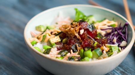 Poke bowl printanier à la truite fumée